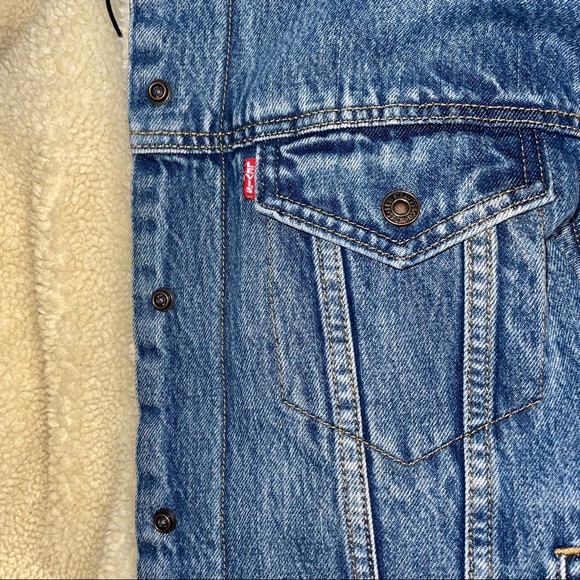 Levi’s Premium Ex-Boyfriend Sherpa Trucker Jacket - Picture 6 of 7